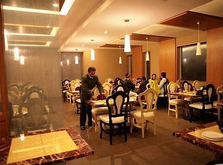Deccan Plaza Hotel - 우티 외부 사진